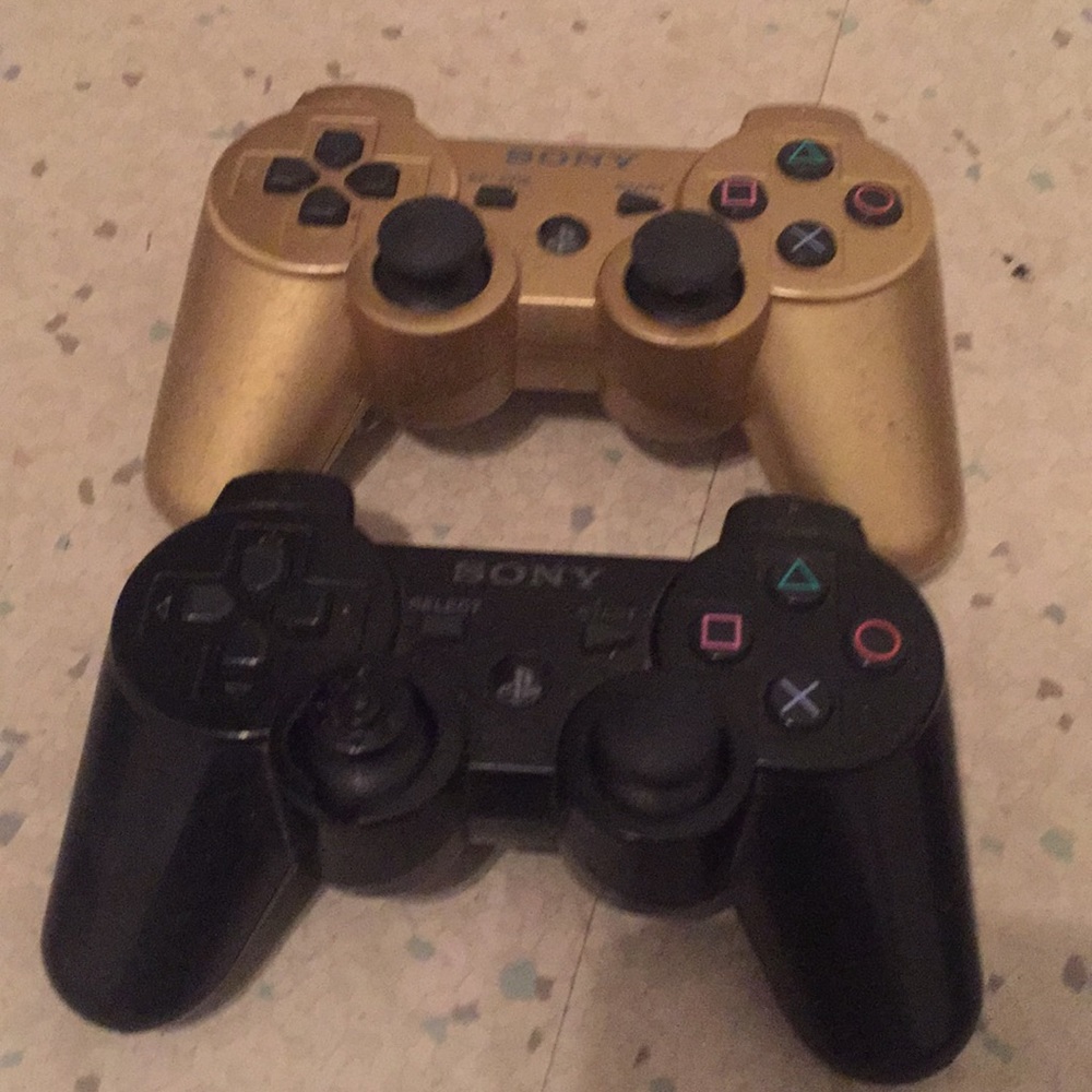 PS4 controllers